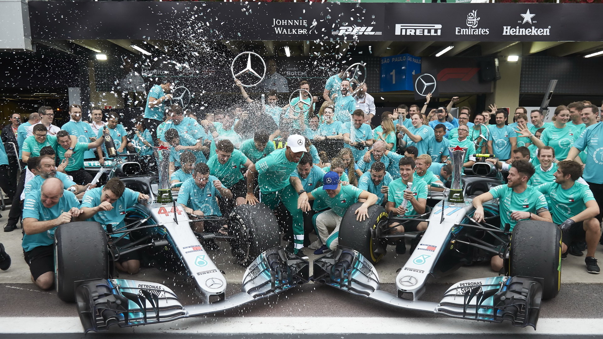 Mercedes slaví mistrovský titul konstruktéra v Brazílii