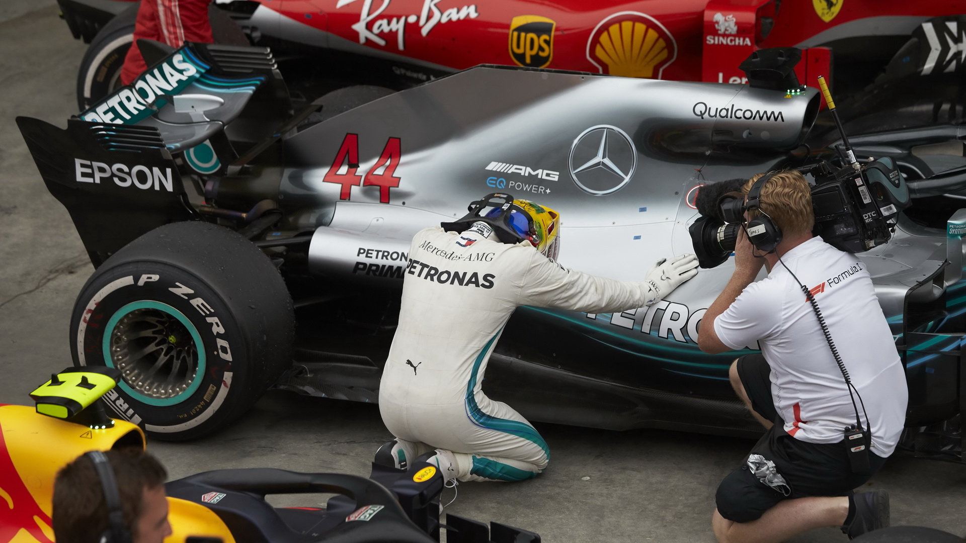 Lewis Hamilton děkuje svému vozu, že to zvládl až do cíle