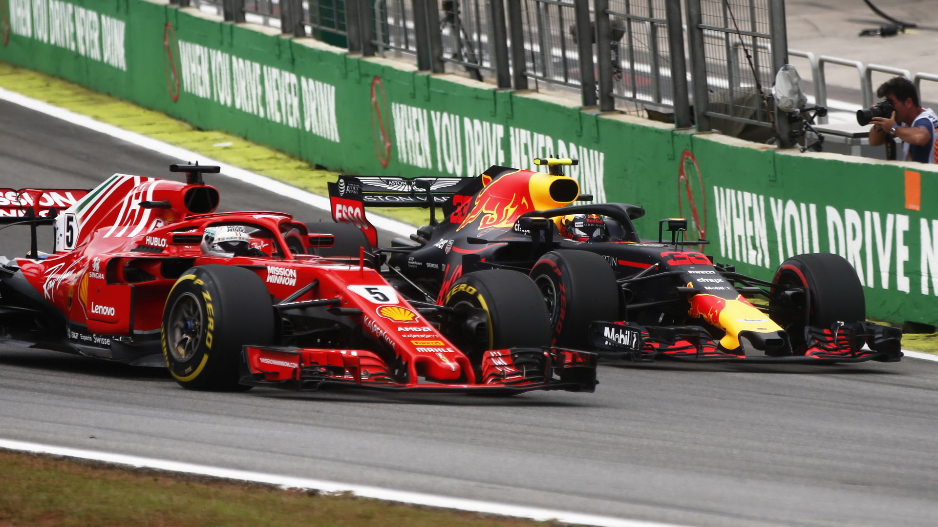 Sebastian Vettel a Max Verstappen v závodě v Brazílii