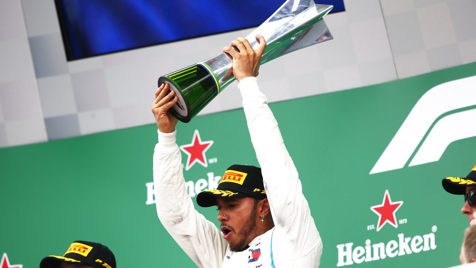 Lewis Hamilton se svou vítěznou trofejí po závodě v Brazílii