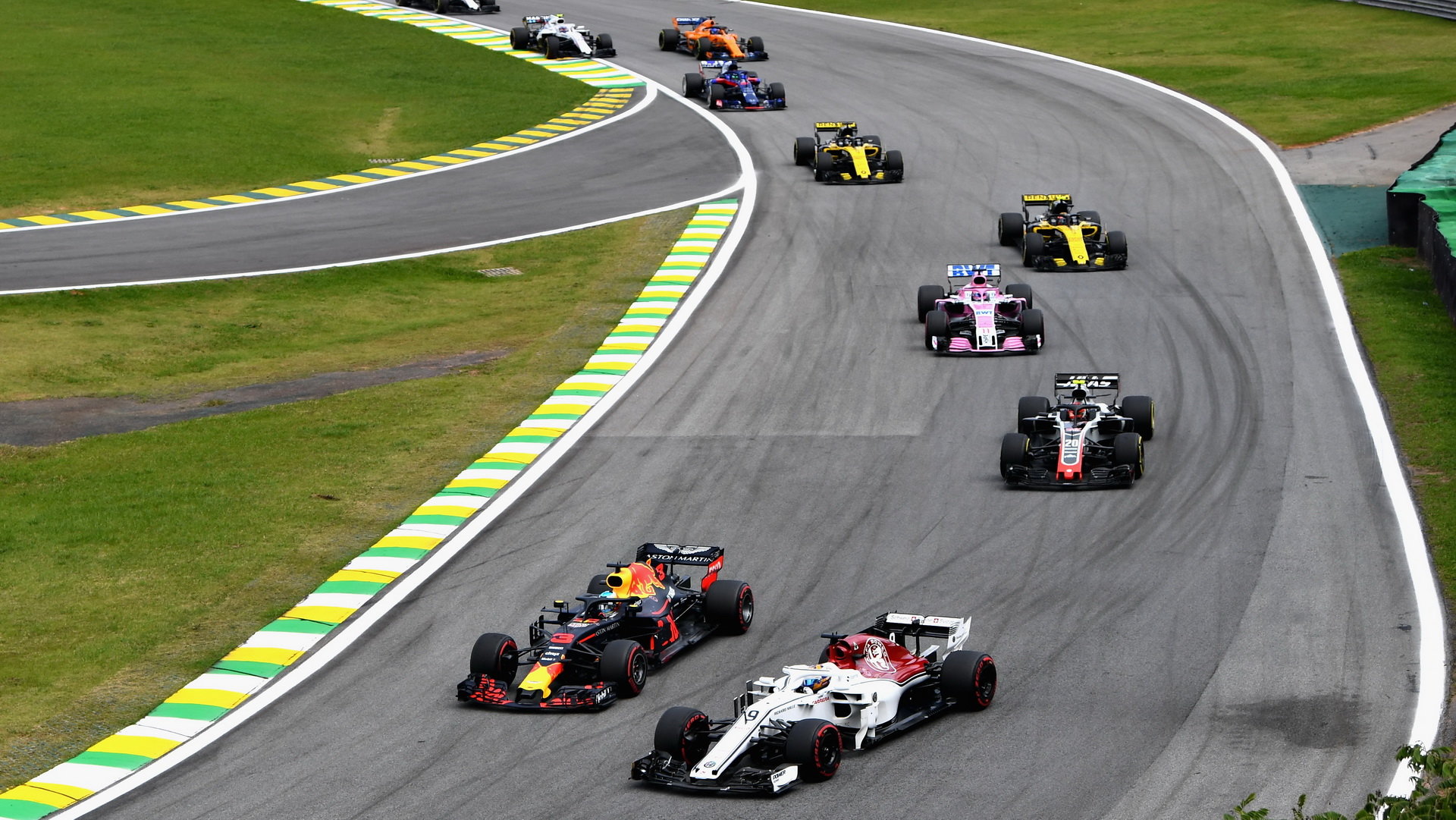 Daniel Ricciardo a Marcus Ericsson v závodě v Brazílii