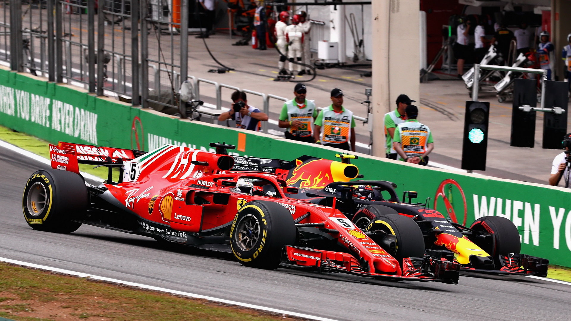 Max Verstappen a Sebastian Vettel v závodě v Brazílii