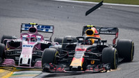 Max Verstappen v kolizi s Estebanem Oconem v závodě v Brazílii