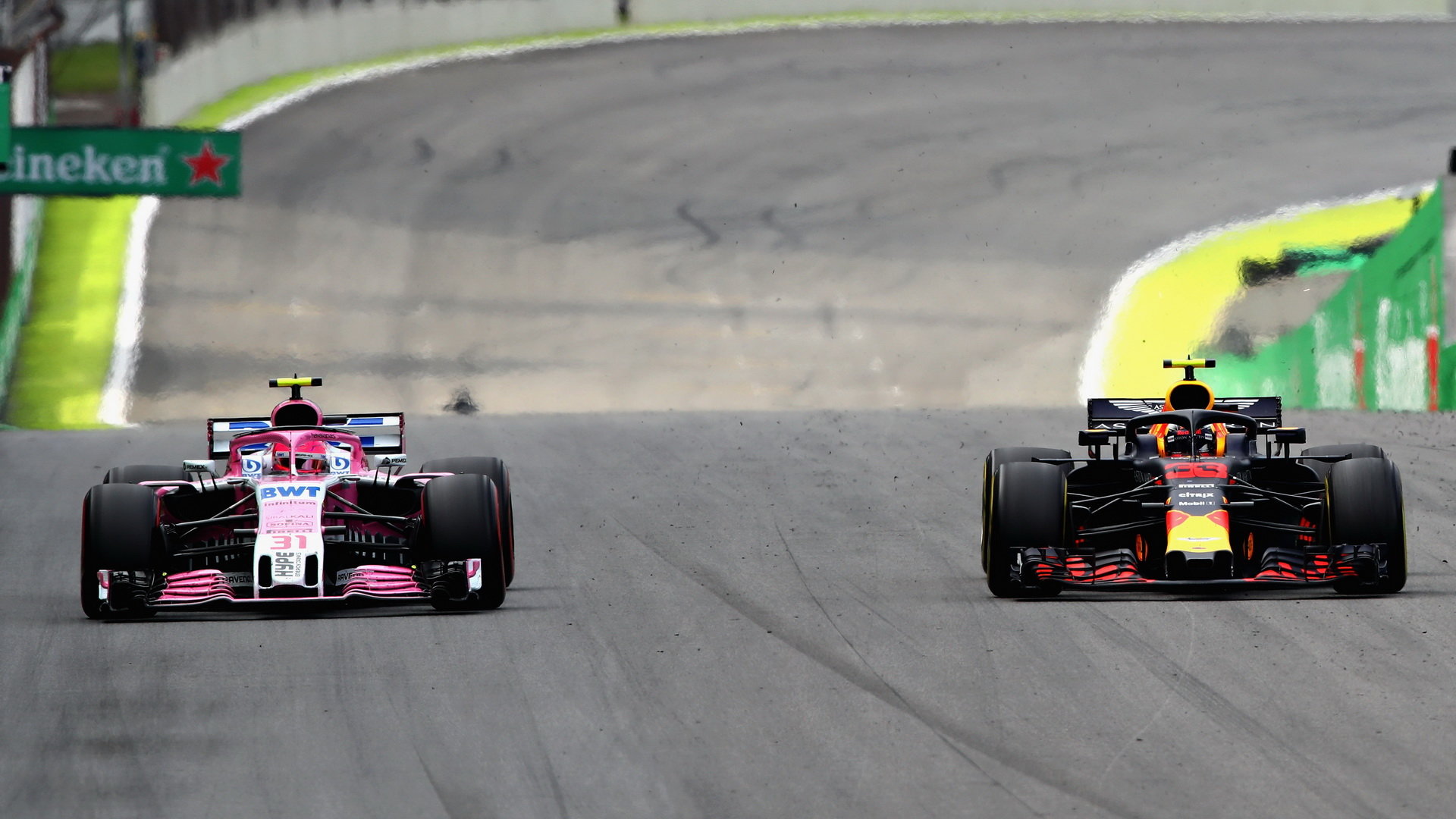 Max Verstappen a Esteban Ocon v závodě v Brazílii