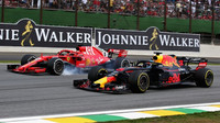 Daniel Ricciardo a Sebastian Vettel v závodě v Brazílii