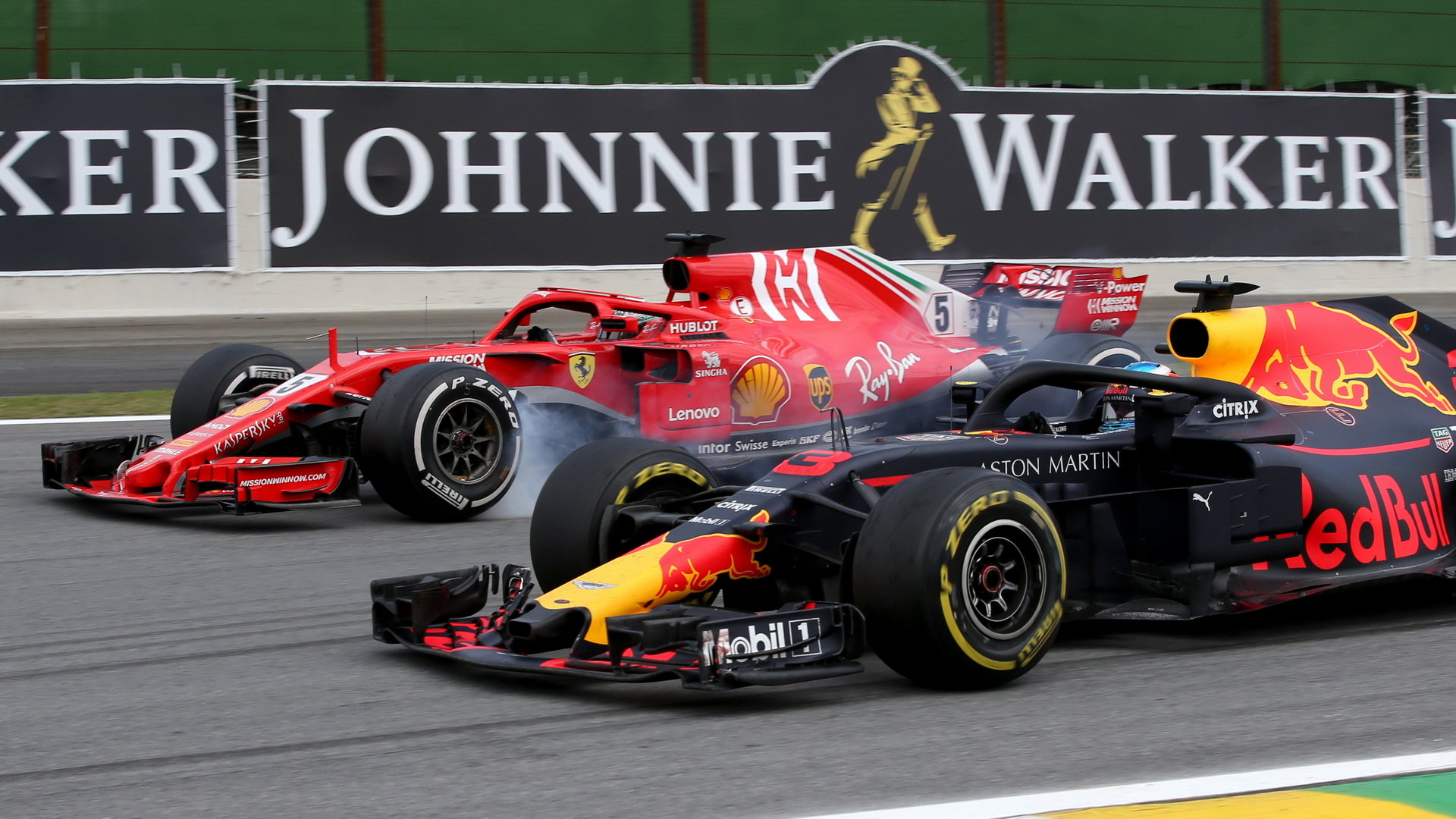 Daniel Ricciardo předjíždí v Brazílii Sebastiana Vettela
