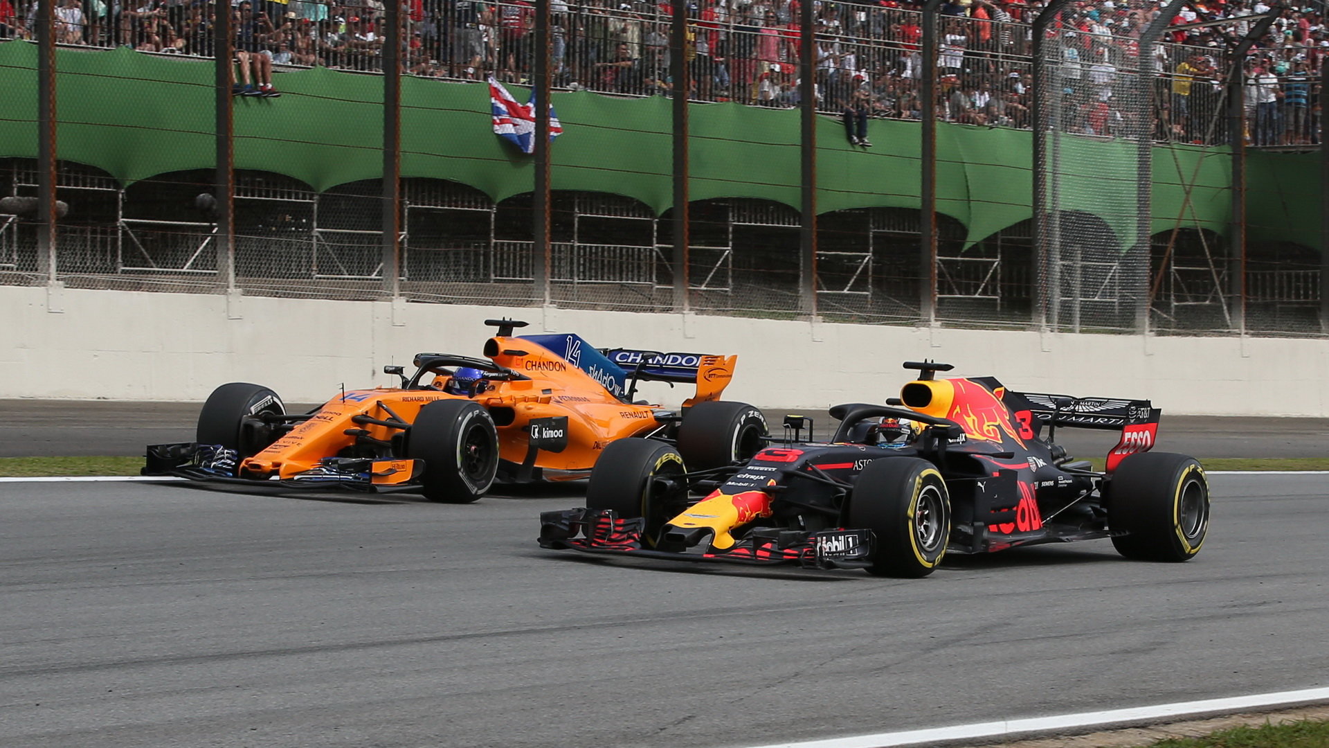 Daniel Ricciardo a Fernando Alonso v závodě v Brazílii