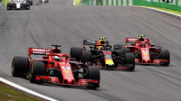 Max Verstappen mezi vozy Ferrari v závodě v Brazílii