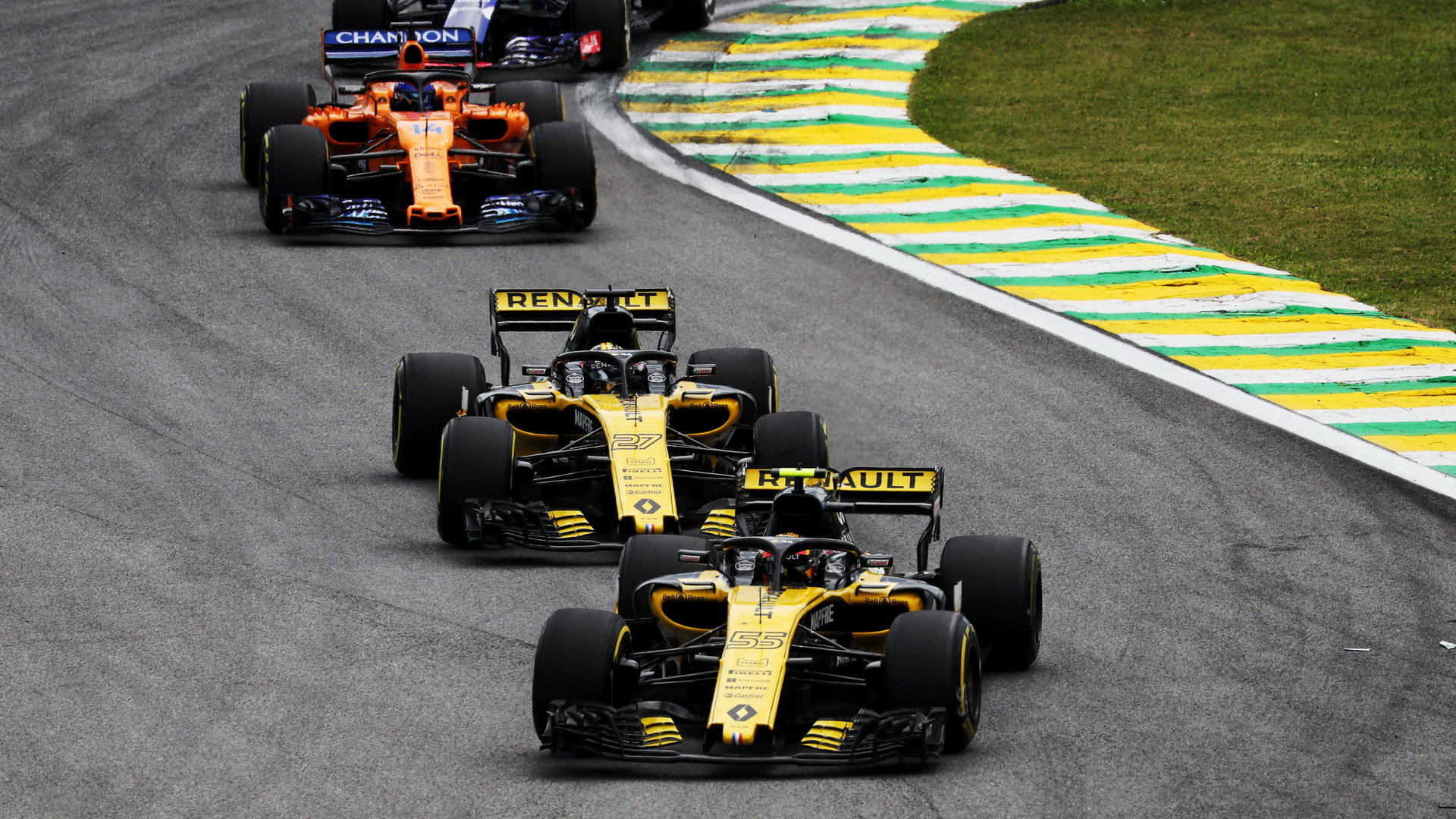 Carlos Sainz a Nico Hülkenberg v závodě v Brazílii