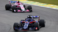 Brendon Hartley a Esteban Ocon v závodě v Brazílii