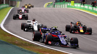 Pierre Gasly a Daniel Ricciardo v závodě v Brazílii