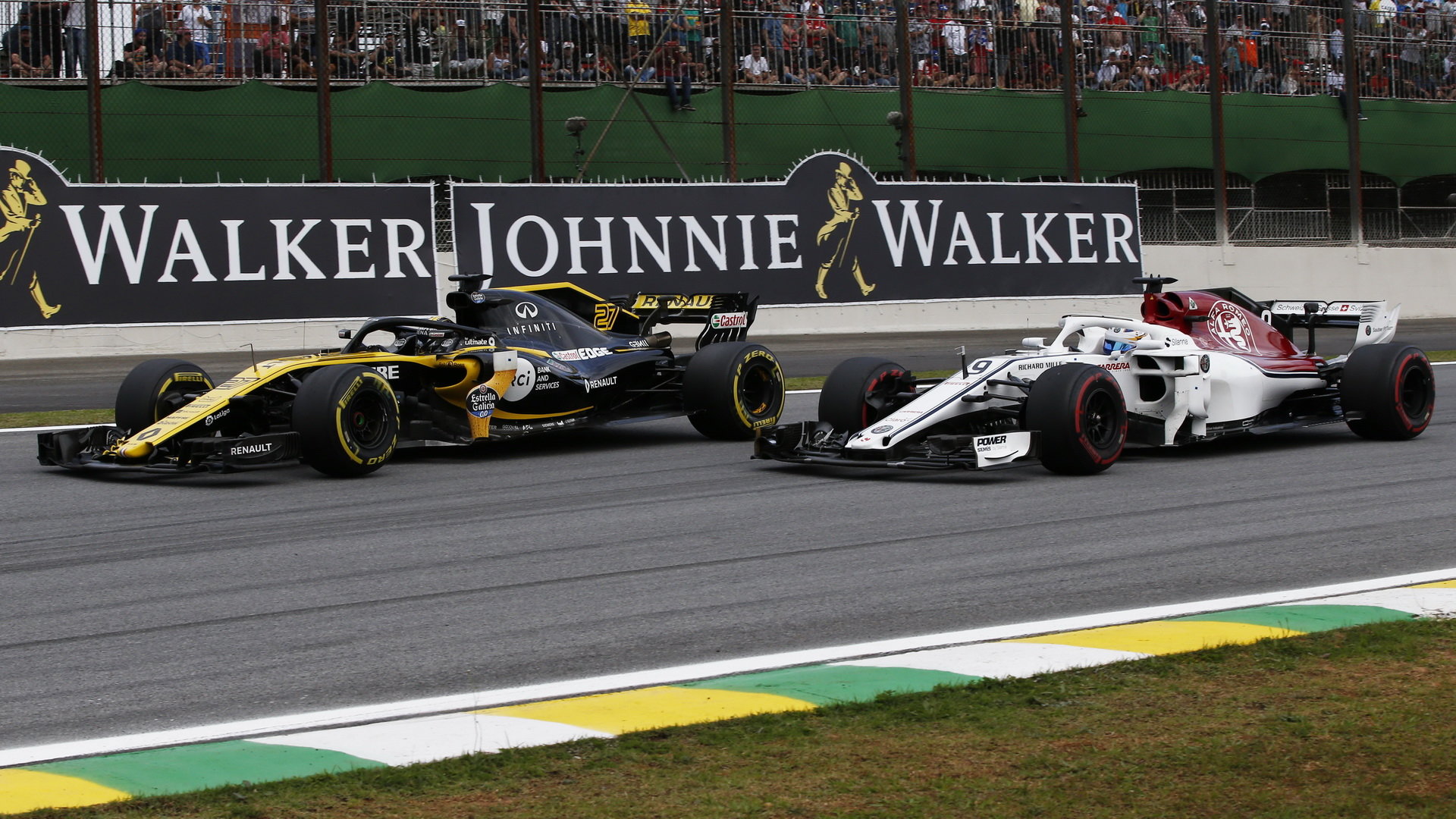 Nico Hülkenberg a Marcus Ericsson v závodě v Brazílli