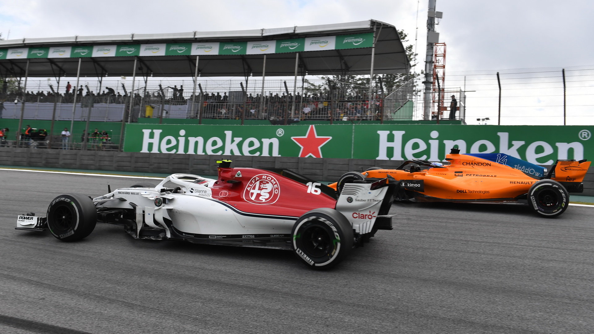 Fernando Alonso a Charles Leclerc v závodě v Brazílli