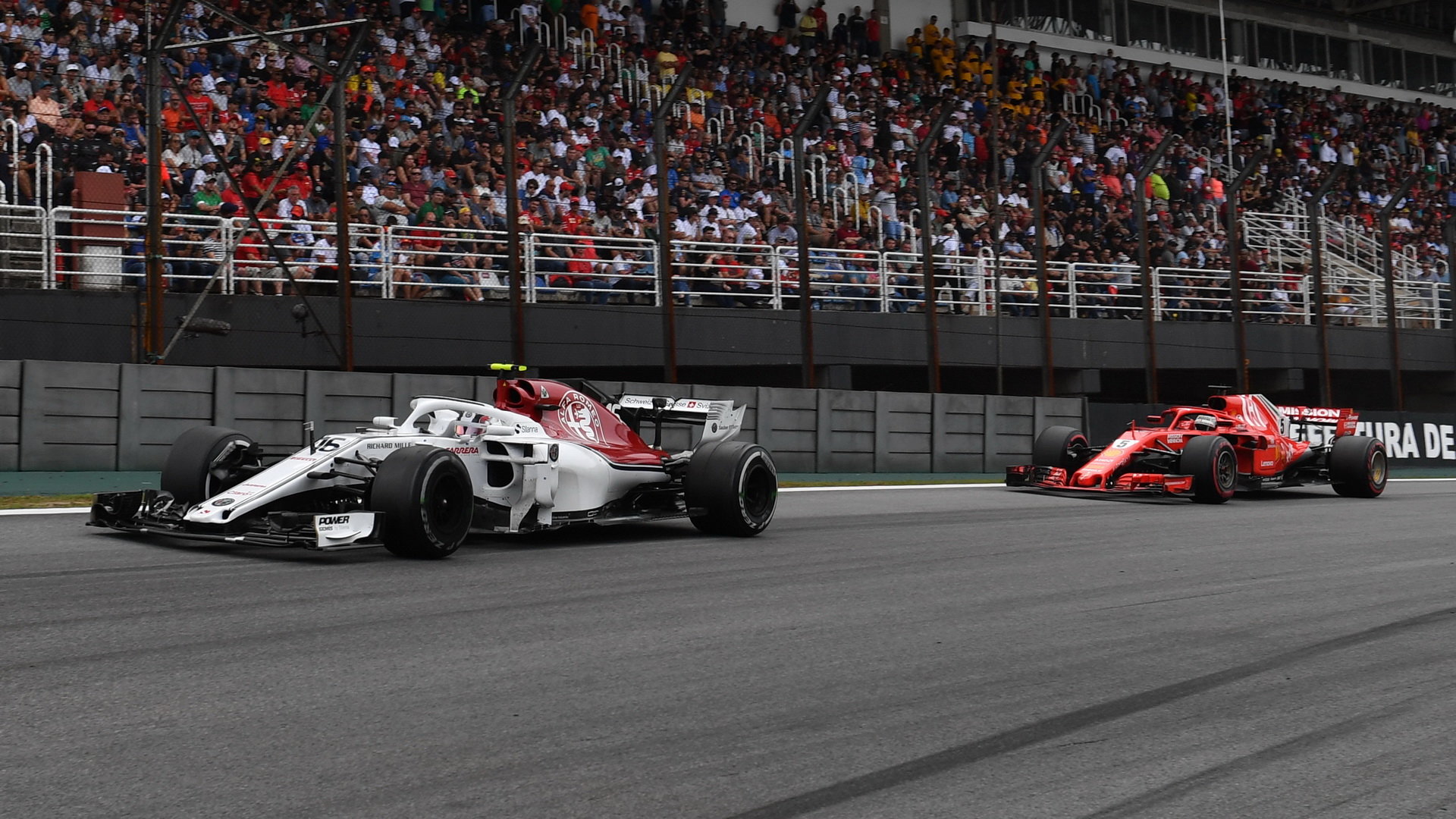 Charles Leclerc a Sebastian Vettel v závodě v Brazílli