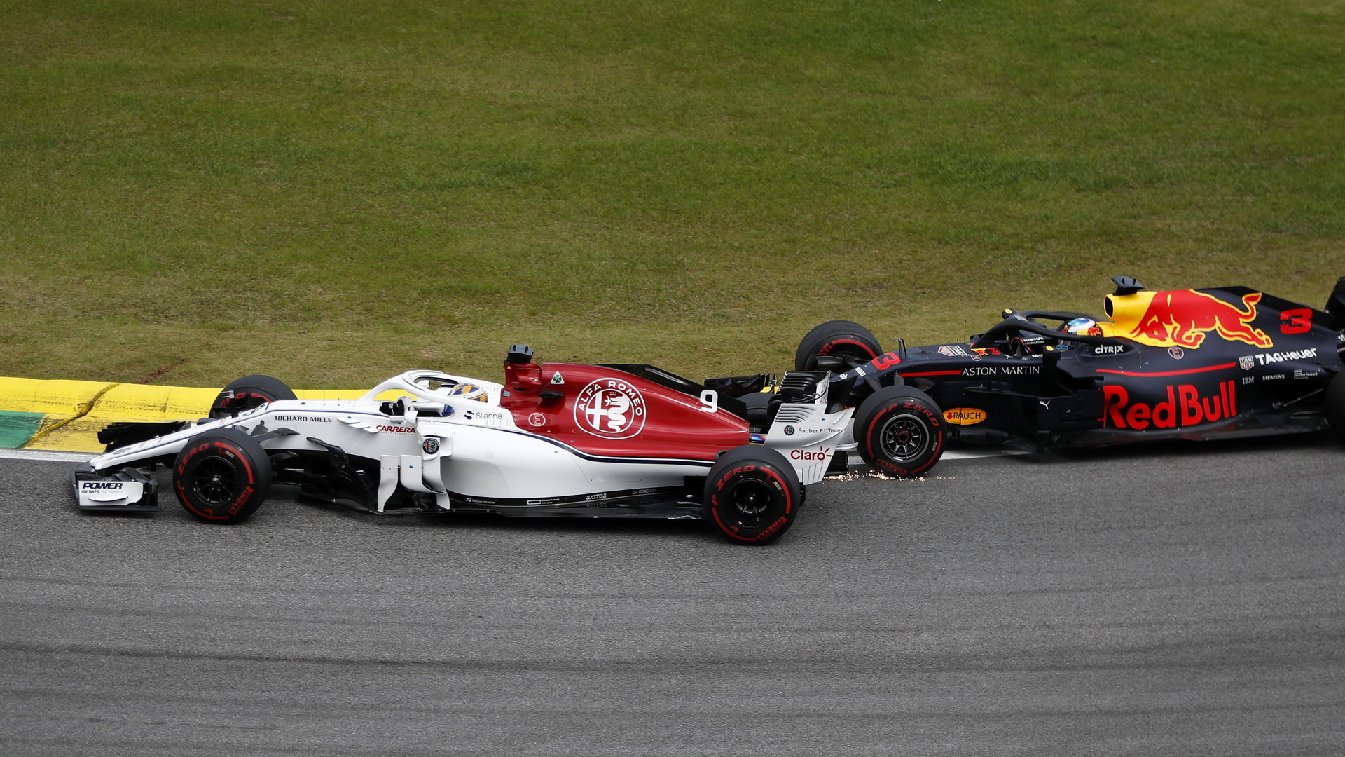 Marcus Ericsson a Daniel Ricciardo v závodě v Brazílli