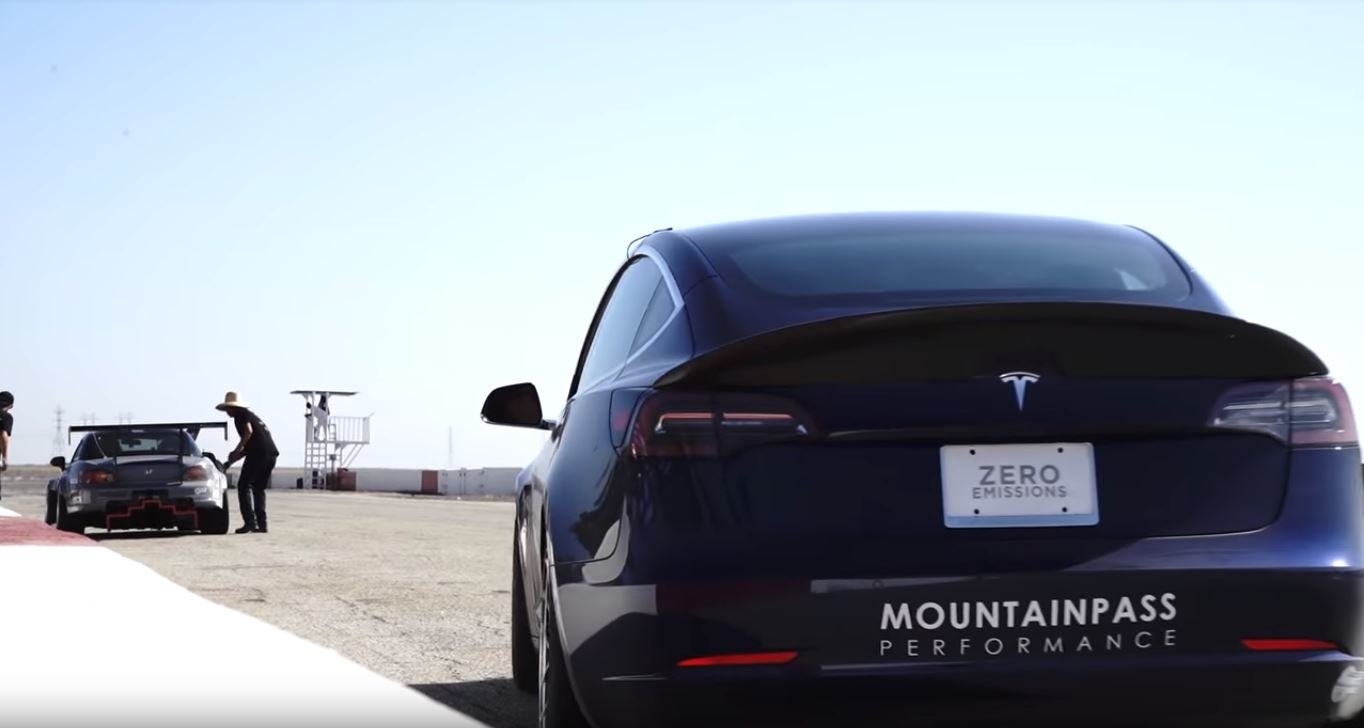 Tesla Model 3 Performance v závodech deklasovala konkurenci, nakonec ji diskvalifikovali