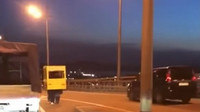 Rusové se rozhodli překonat uzavřený most v převleku za autobus