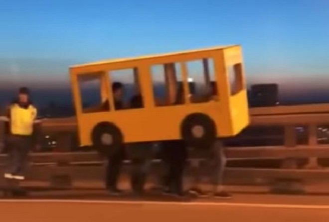 Rusové se rozhodli překonat uzavřený most v převleku za autobus