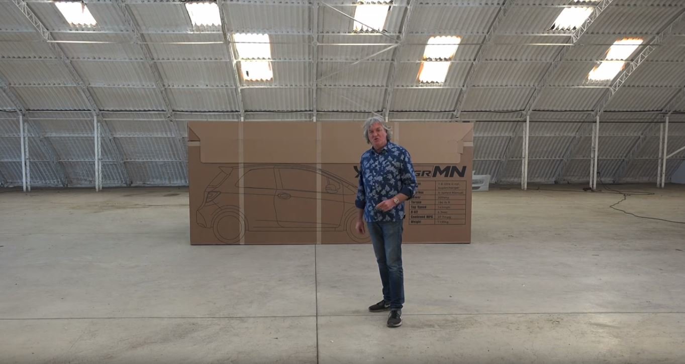 James May předvedl unboxing skutečného automobilu - Toyoty Yaris GRMN (YouTube/JM's unemployment tube)