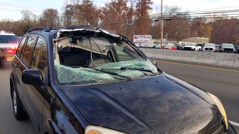 Následky děsivé nehody, během které proletěl jelen čelním sklem Toyoty RAV4 (Facebook/Howell Township Police Department)