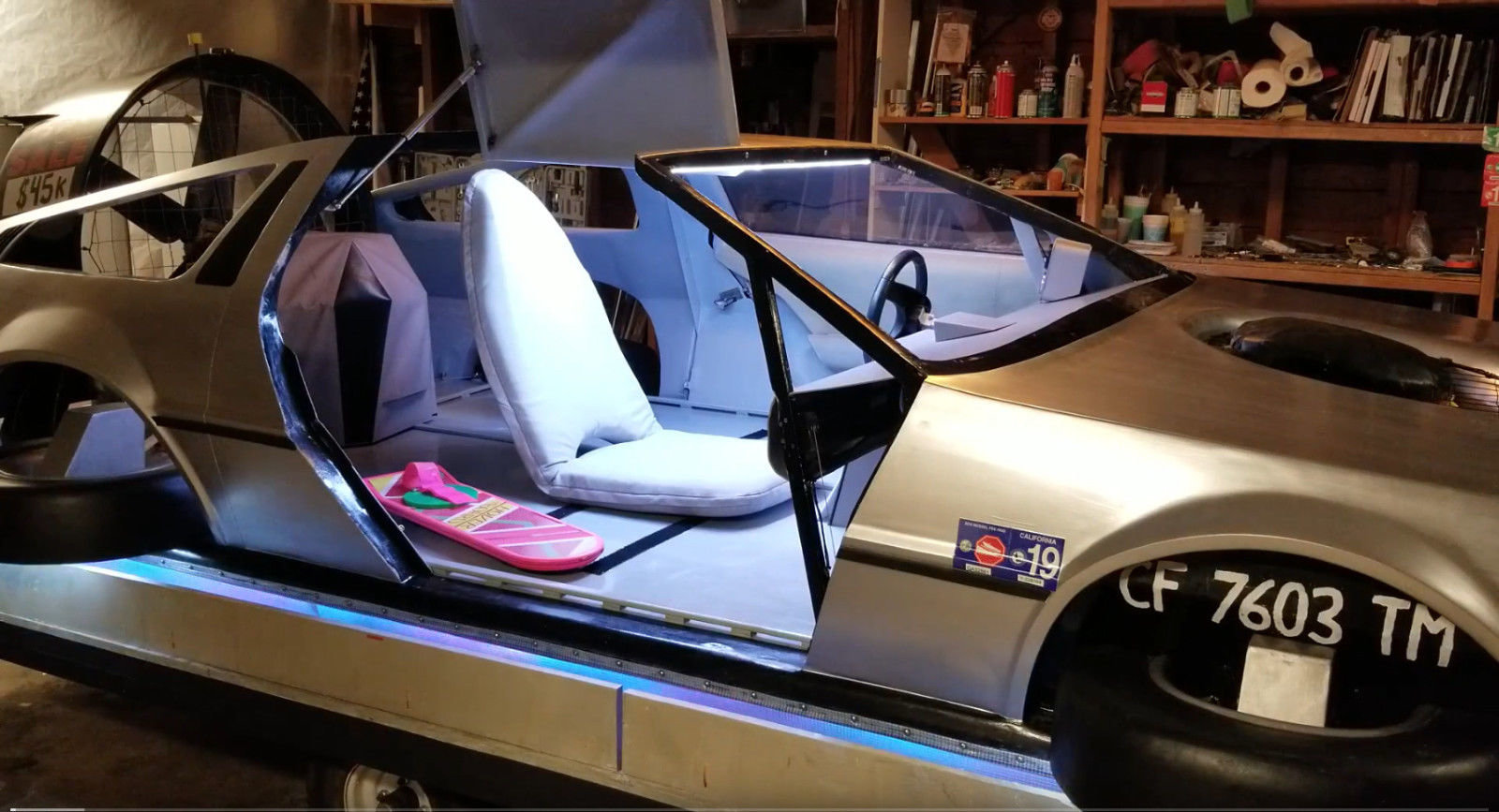 Unikátní ručně postavené vznášedlo ve stylu DeLorean DMC-12 z filmu Návrat do budoucnosti