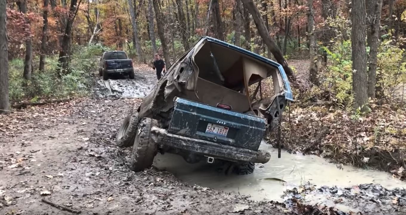 Starý Jeep Cherokee se během jízdy terénem rozpadl a pak opět složil