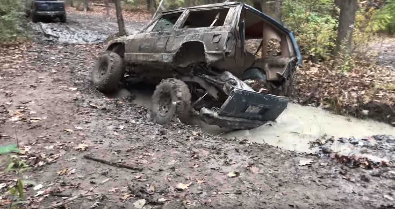 Starý Jeep Cherokee se během jízdy terénem rozpadl a pak opět složil