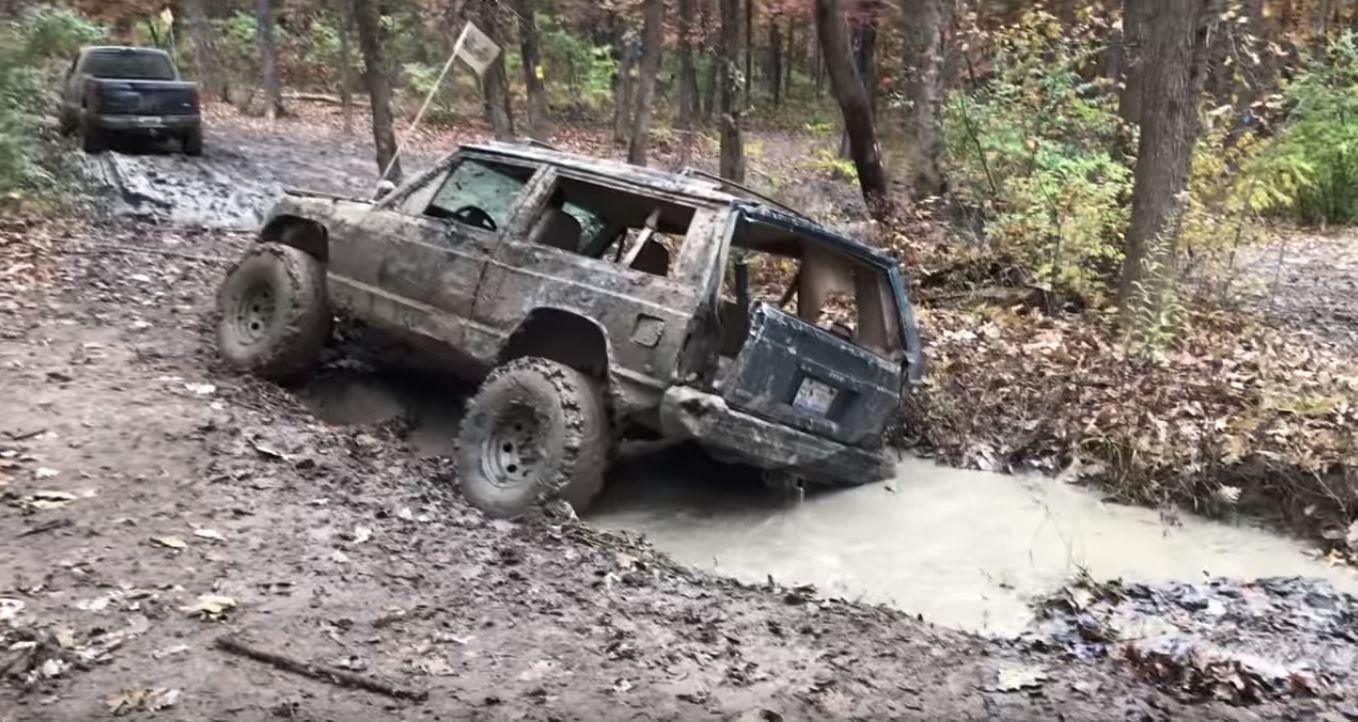 Starý Jeep Cherokee se během jízdy terénem rozpadl a pak opět složil