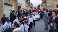 Zhruba 50 dětí táhlo městem Gozo (Malta) nově zvoleného Arcikněze