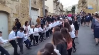 Zhruba 50 dětí táhlo městem Gozo (Malta) nově zvoleného Arcikněze