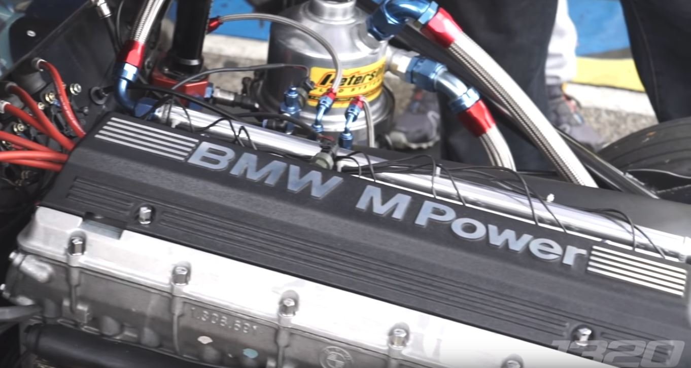 Dragster převlečený za BMW ukrývá pod kapotou výrazně upravený motor z BMW M5 generace e34