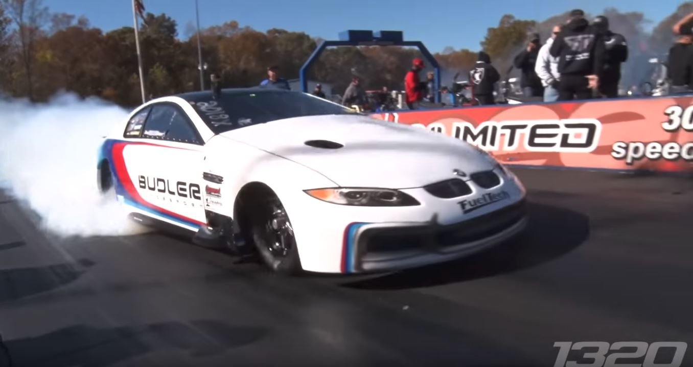 Dragster převlečený za BMW ukrývá pod kapotou výrazně upravený motor z BMW M5 generace e34