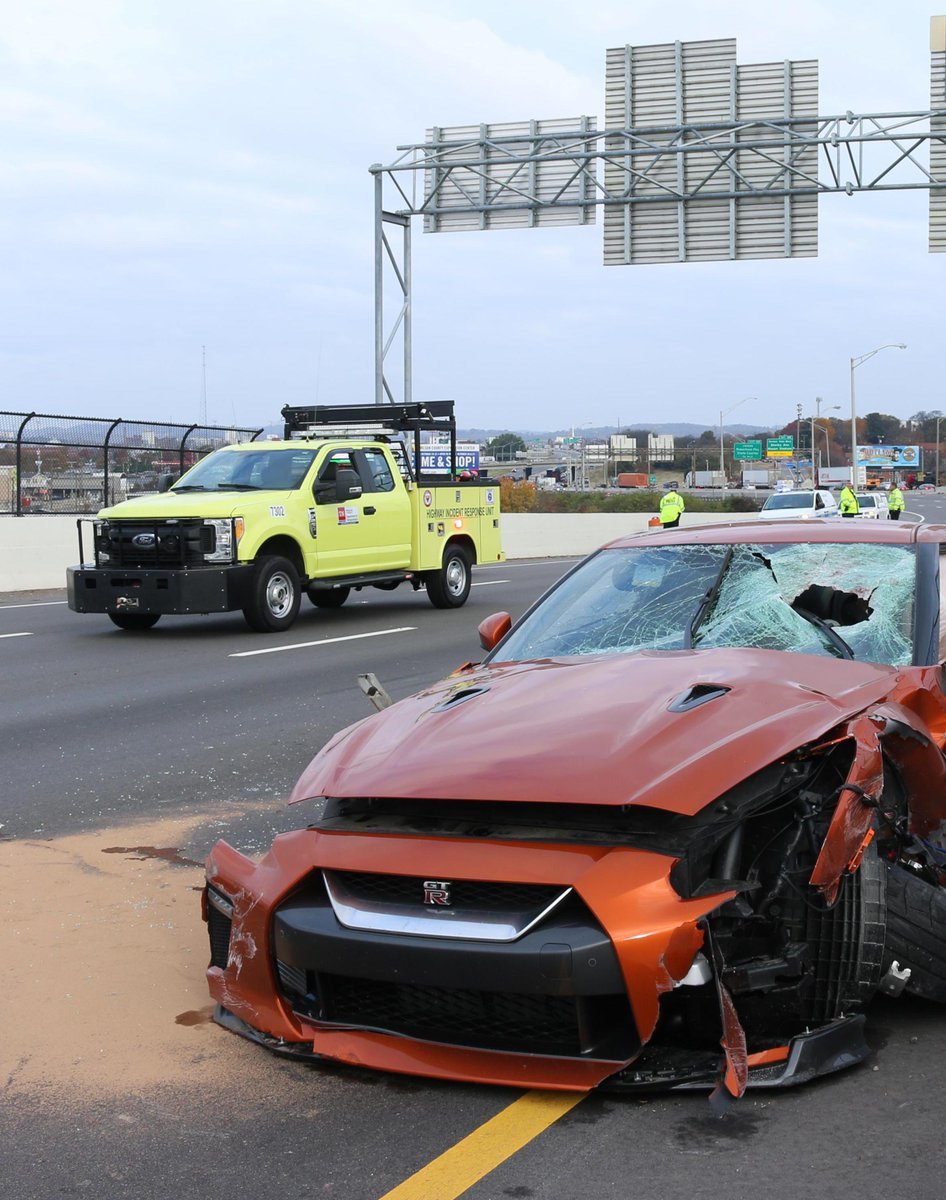 Kus betonu hozený z mostu usmrtil řidiče projíždějícího Nissanu GT-R