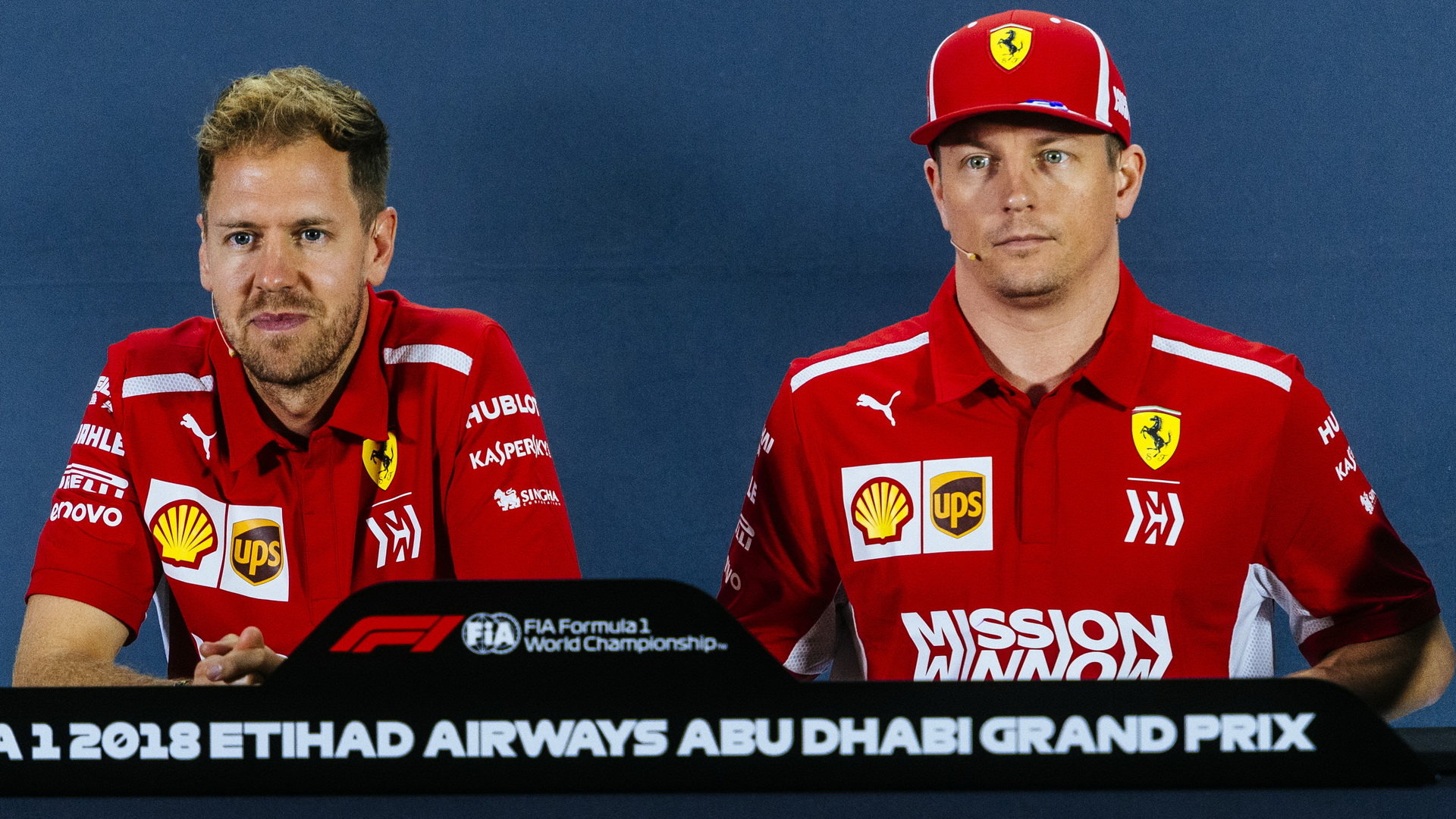 Sebastian Vettel a Kimi Räikkönen na tiskovce v Abú Zabí