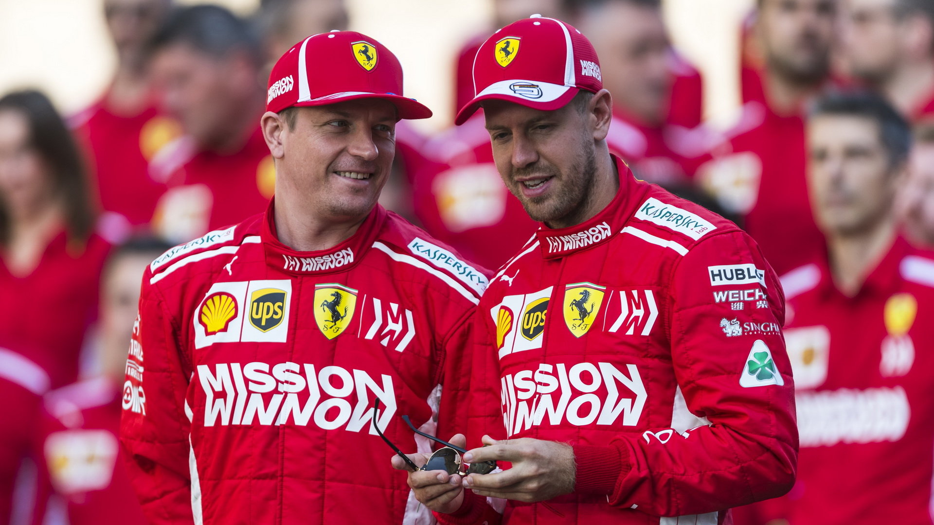 Týmový kolega Kimi Räikkönen se letos vrátil do vítězné formy, Ferrari ale Mercedesu nakonec opět podlehlo