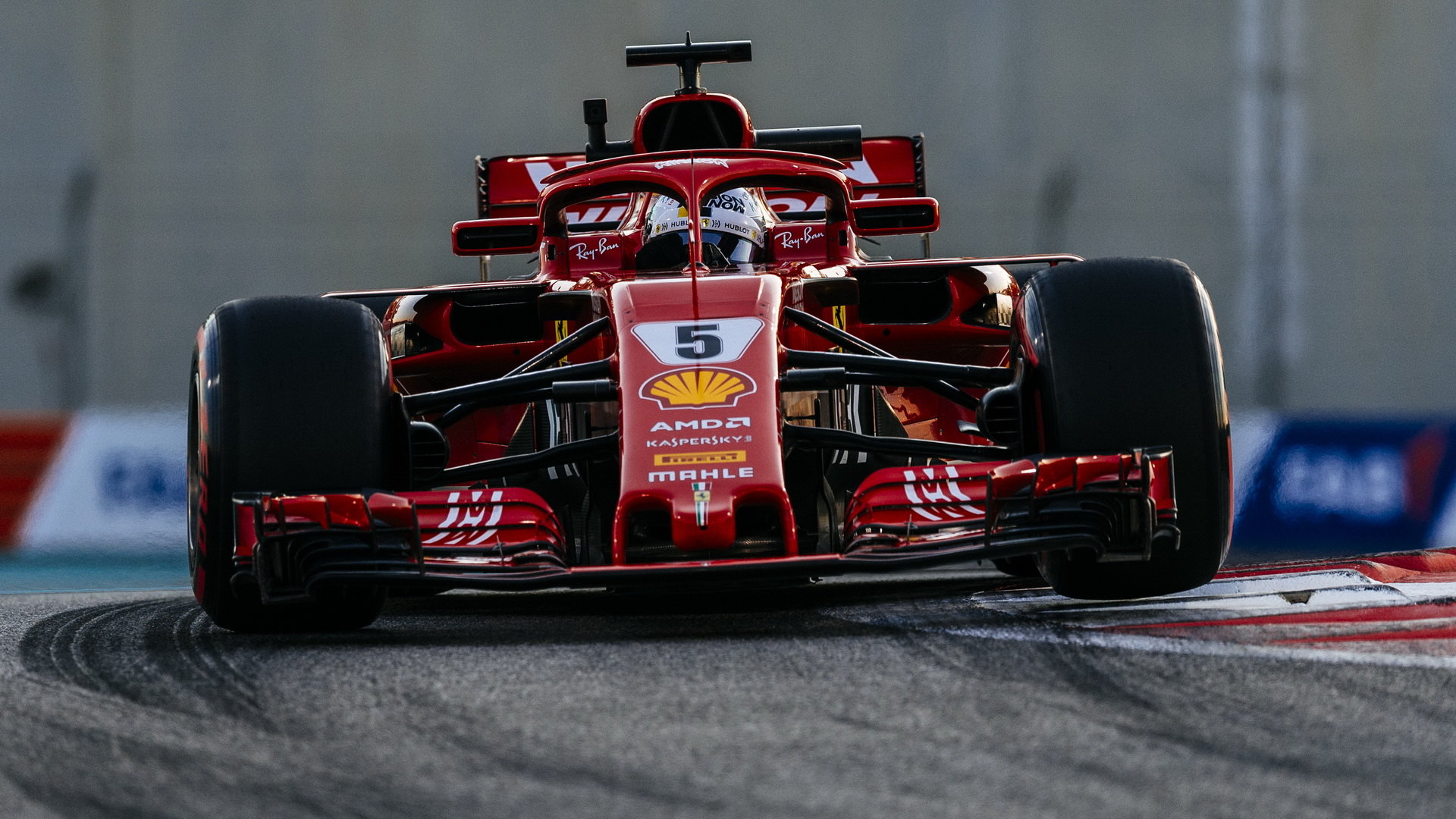 Sebastian Vettel s Ferrari SF71H v Abú Zabí