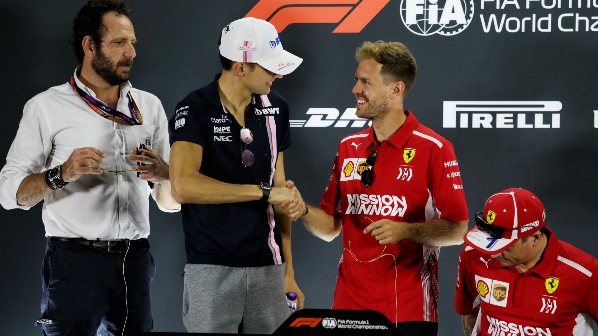 Esteban Ocon, Sebastian Vettel a Kimi Räikkönen na tiskovce v Abú Zabí