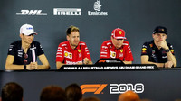 Esteban Ocon, Sebastian Vettel, Kimi Räikkönen a Max Verstappen na tiskovce v Abú Zabí