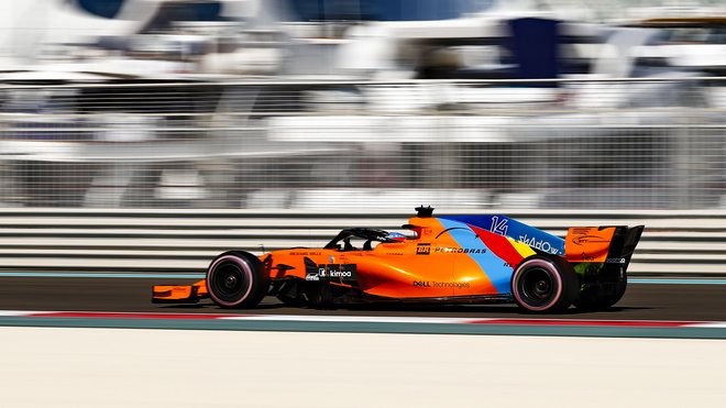 Fernando Alonso s McLarenem MCL33 v Abú Zabí, kde s ním jezdil naposledy