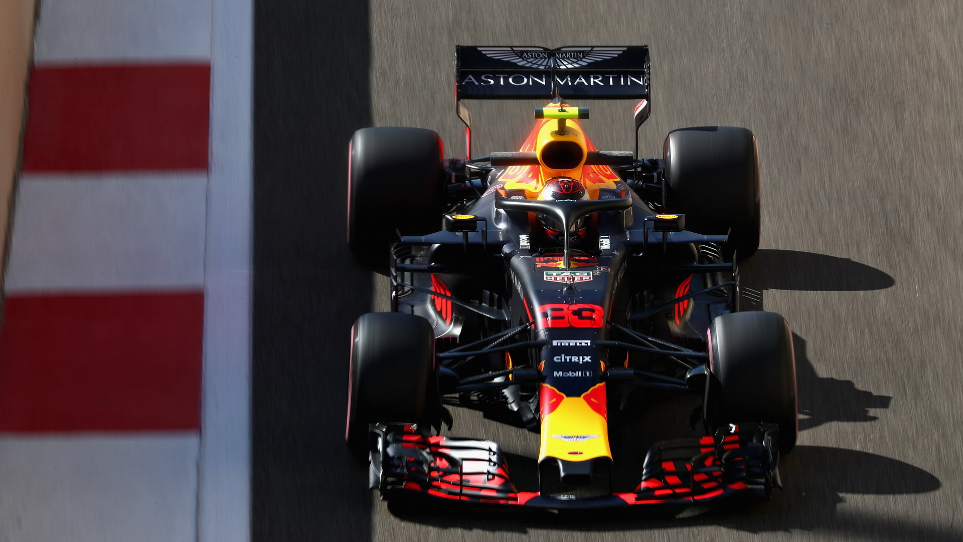 Max Verstappen v tréninku v Abú Zabí