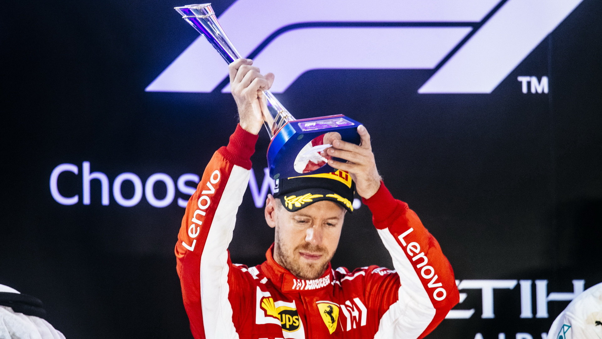 Sebastian Vettel se svou trofejí po závodě v Abú Zabí