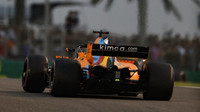 Fernando Alonso v závodě v Abú Zabí