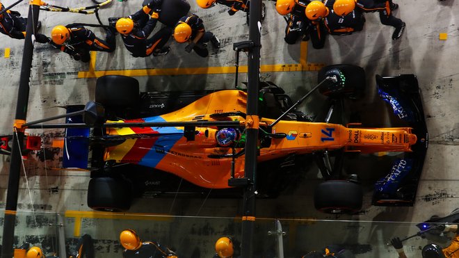 Poslední závodní zastávka Fernanda Alonsa u mechaniků McLarenu