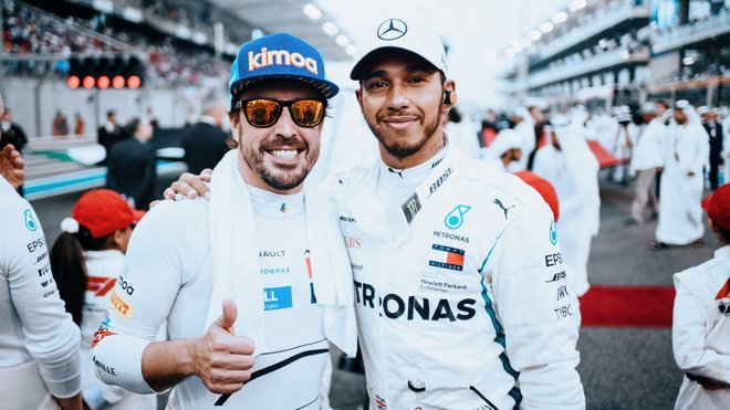 Fernando Alonso a Lewis Hamilton před závodem v Abú Zabí
