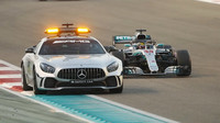 Lewis Hamilton za Safety carem v závodě v Abú Zabí
