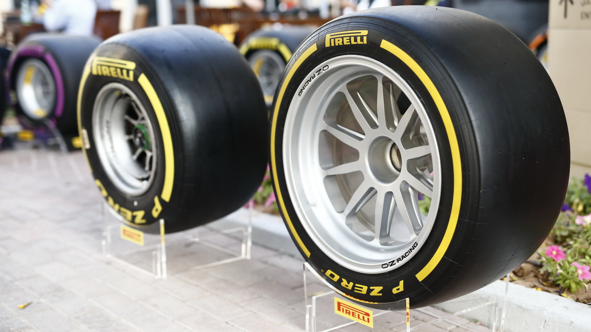 Pirelli se naplno zaměří na vývoj 18" pneumatik (vpravo)