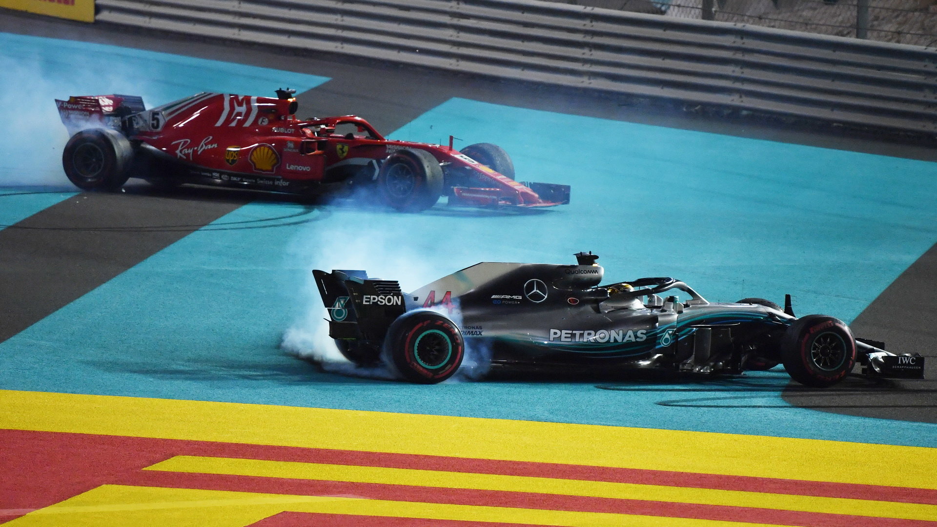 Sebastian Vettel a Lewis Hamilton pálili pneu po závodě v Abú Zabí