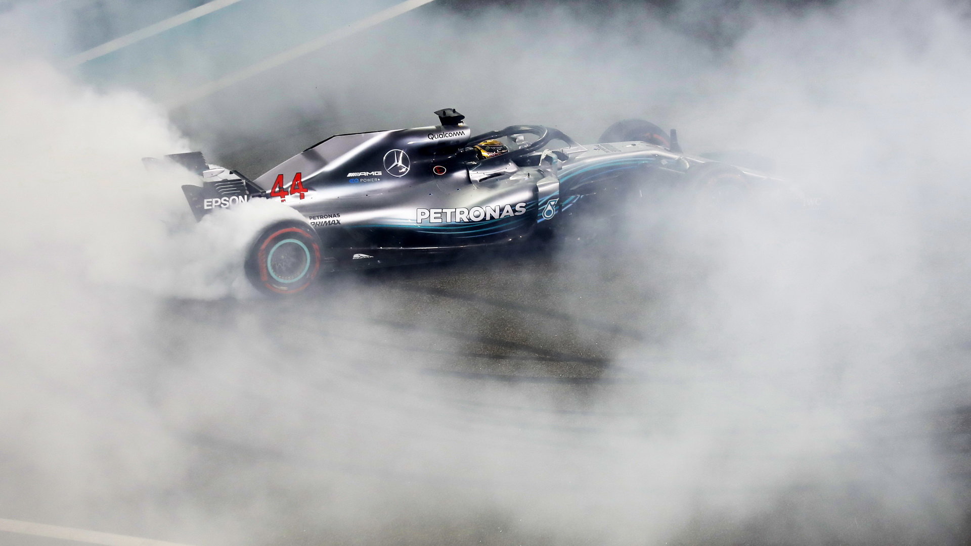 Lewis Hamilton slaví se svým Mercedesem ve smyku v Abú Zabí