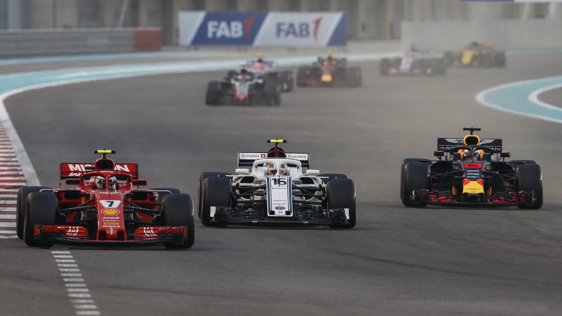 Kimi Räikkönen, Charles Leclerc a Daniel Ricciardo v závodě v Abú Zabí