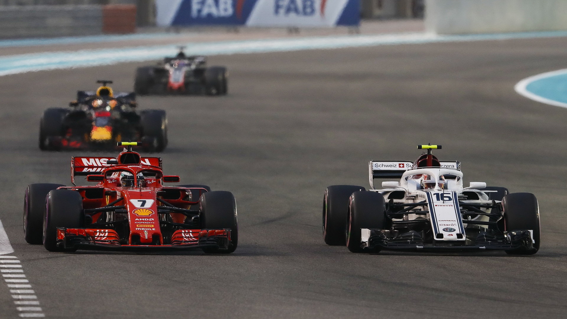 Kimi Räikkönen a Charles Leclerc v závodě v Abú Zabí